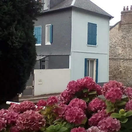 La Fleur D Avec Son Parking Honfleur