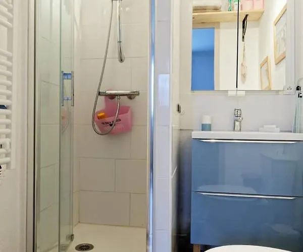 La Fleur D Avec Son Parking *