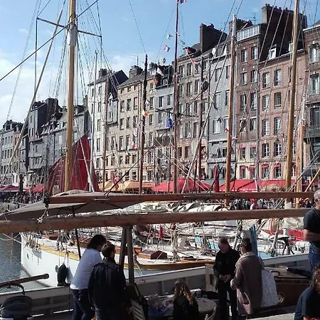 La Fleur D Avec Son Parking Honfleur